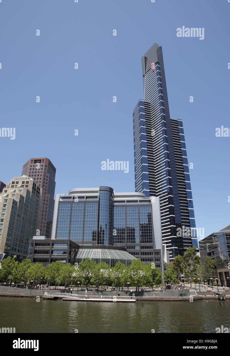 Vista de Southbank y Torre Eureka a través de Río Yarra, Melbourne, Victoria, Australia Foto de stock