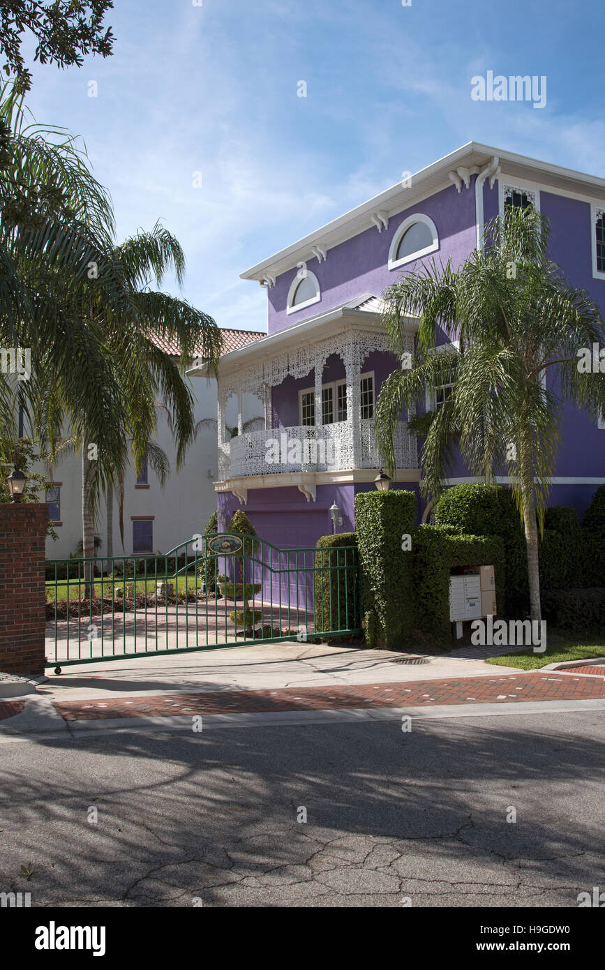 Propiedad dentro de una comunidad cerrada - casa pintada de color lila en  Florida,  Fotografía de stock - Alamy