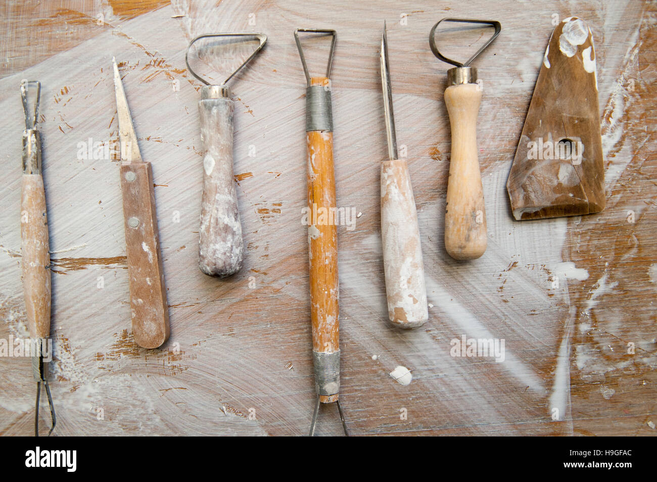 Herramientas de trabajo en un taller de cerámica desordenado, vista  superior Fotografía de stock - Alamy