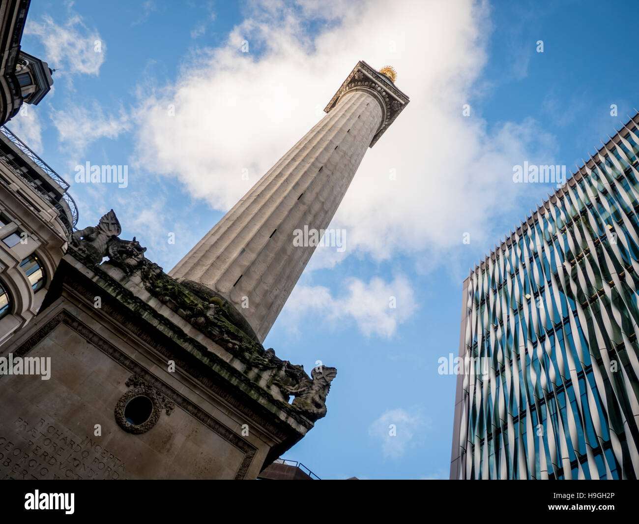 Monumento al Gran Incendio de Londres por Sir Christopher Wren, Londres, Reino Unido. Foto de stock