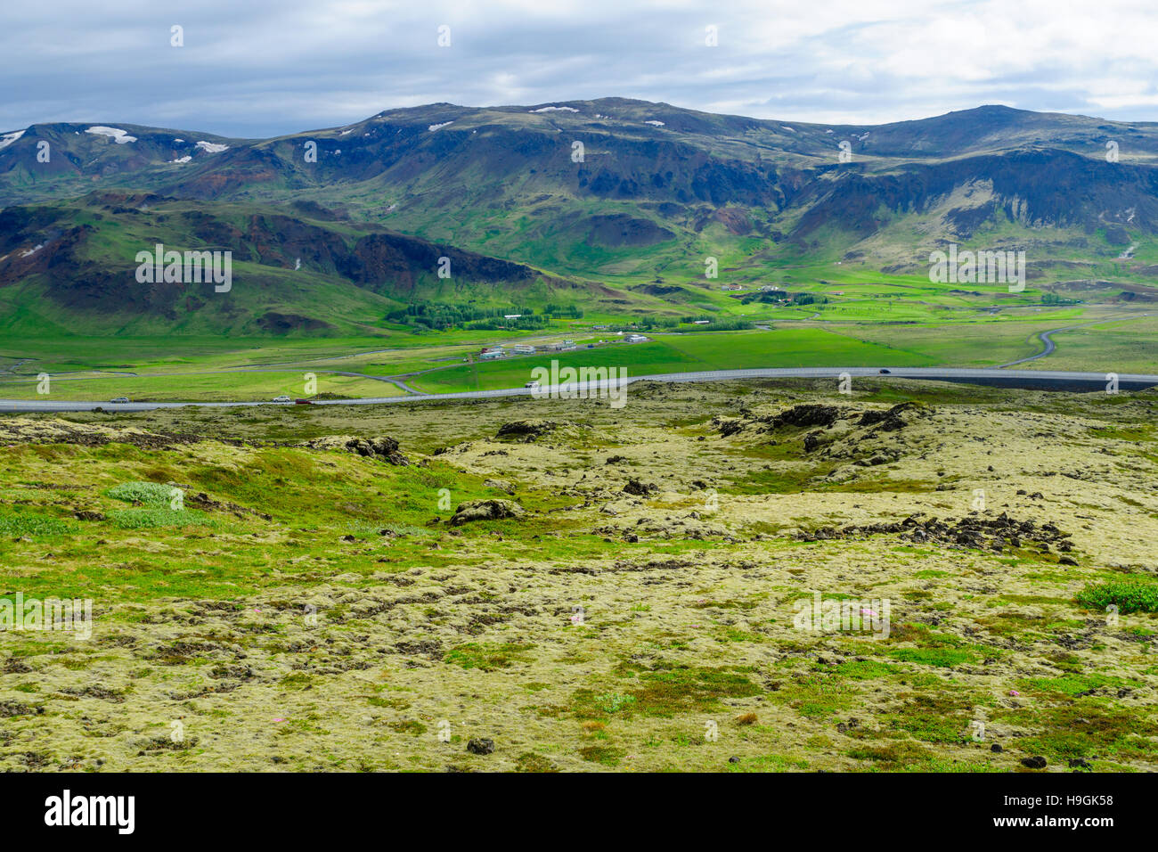 La carretera de circunvalación (no. 1), la naturaleza y el paisaje cerca de Hveragerdi, en el sur de Islandia Foto de stock