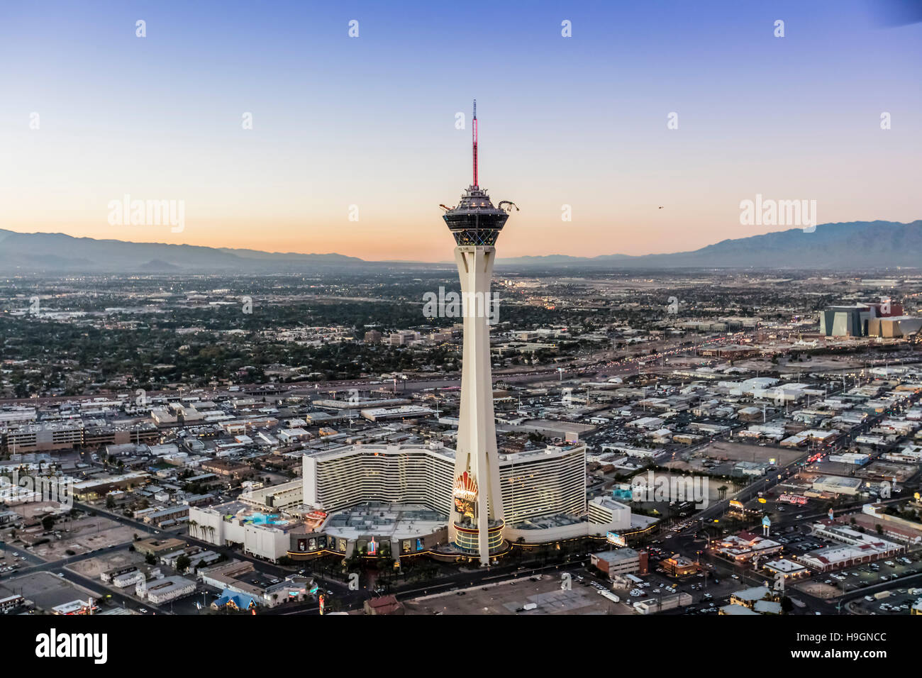 Vista aérea del Hotel Casino y Torre Stratosphere, Las Vegas, Nevada, EE.UU. Foto de stock