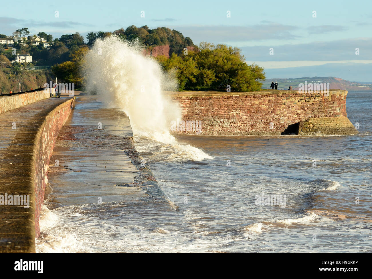 El mar embravecido durante la marea alta a lo largo de la pared de mar Sprey Teignmouth a punto. Foto de stock