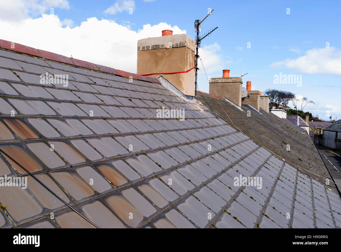 Las tejas del techo sobre una terraza hilera de casas. Foto de stock