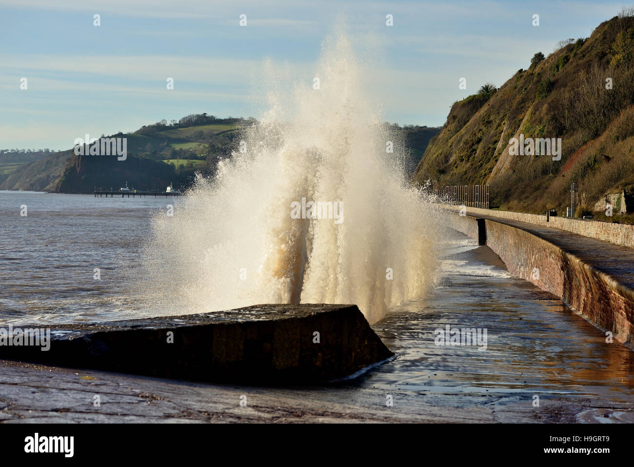 El mar embravecido durante la marea alta a lo largo de la pared de mar Sprey Teignmouth a punto. Foto de stock