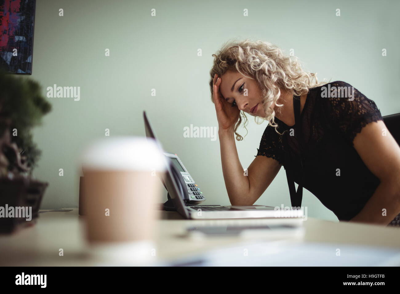 Frustrado empresaria trabajando en el portátil Foto de stock