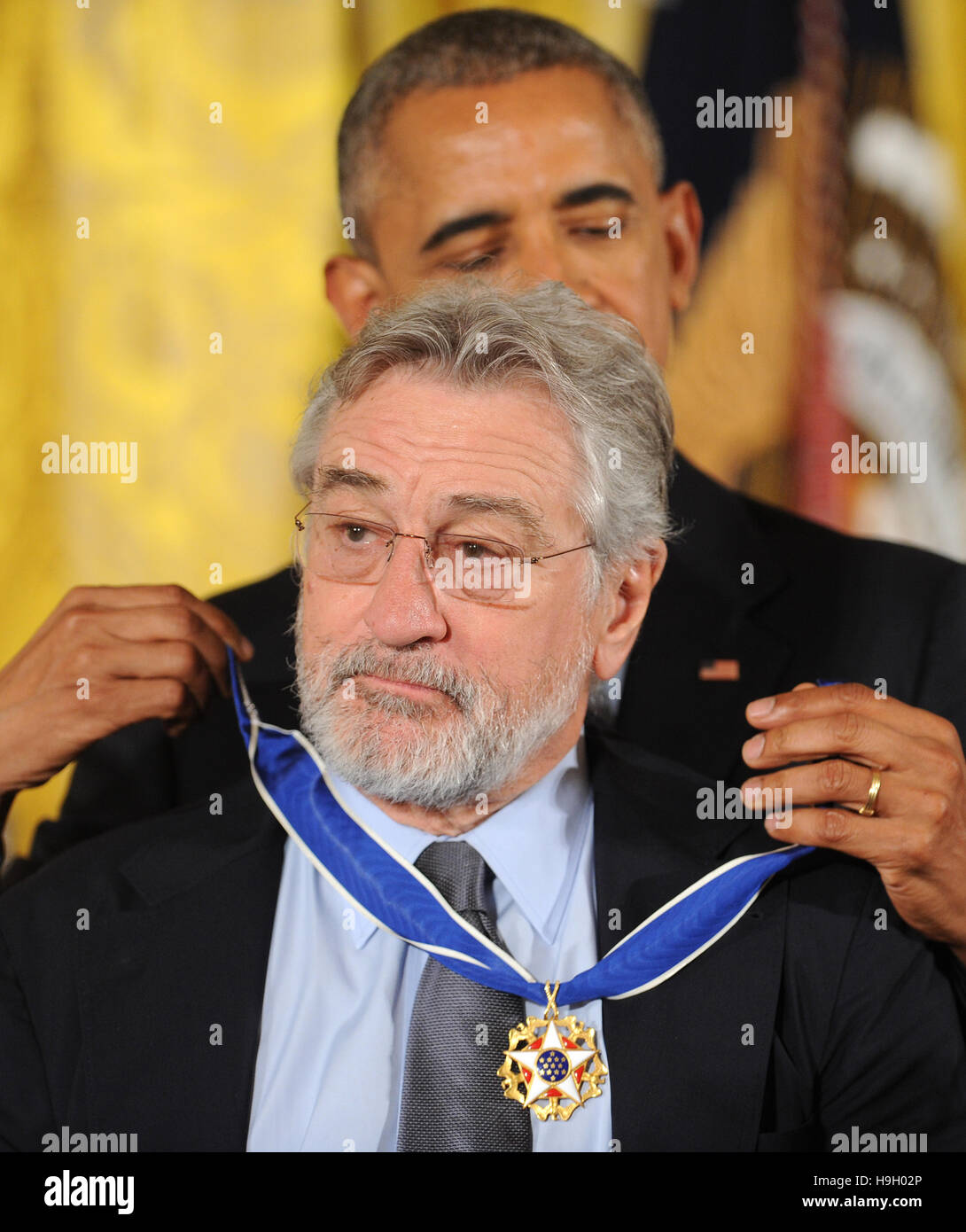 Washington, Estados Unidos. 22 Nov, 2016. El presidente estadounidense Barack Obama presenta la Medalla Presidencial de la libertad a Robert DeNiro en una ceremonia en el Salón Este de la Casa Blanca el 22 de noviembre de 2016. La Medalla Presidencial de la libertad es el más alto honor para los civiles en los Estados Unidos. Crédito: Paul Hennessy/Alamy Live News Foto de stock