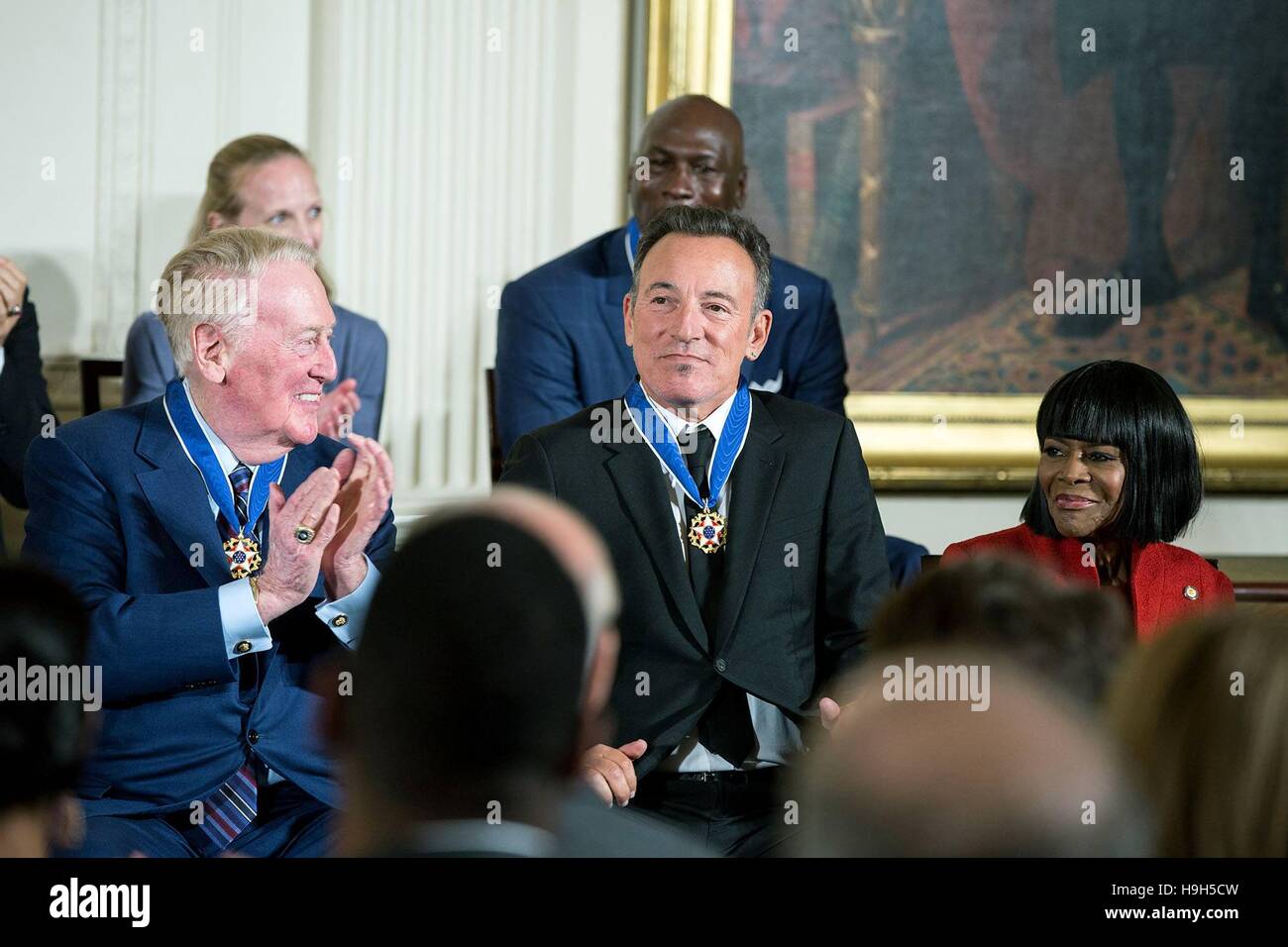 Washington, Estados Unidos de América. 22 Nov, 2016. Bruce Springsteen es aplaudido por sus compañeros de la Medalla Presidencial de la libertad destinatarios durante una ceremonia en el Salón Este de la Casa Blanca, el 22 de noviembre de 2016 en Washington, DC. Crédito: Planetpix/Alamy Live News Foto de stock