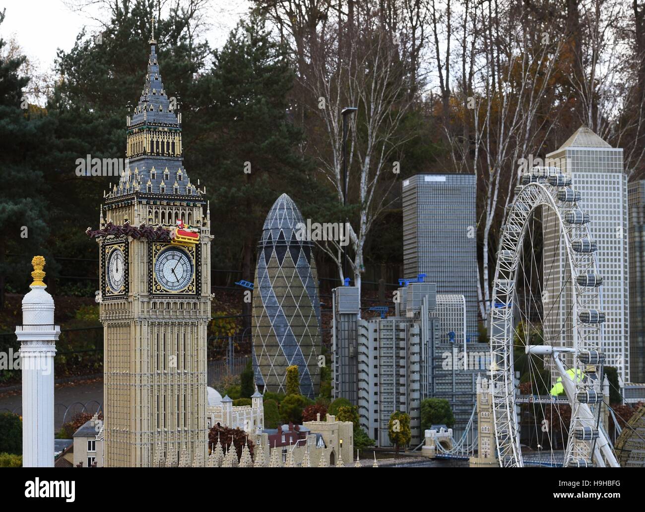 Una vista general de un modelo Lego de Big Ben con Padre Navidad volando  pasado, junto con el pepinillo, Canary Wharf y el London Eye en LEGOLAND  Windsor, que ha sido decorado