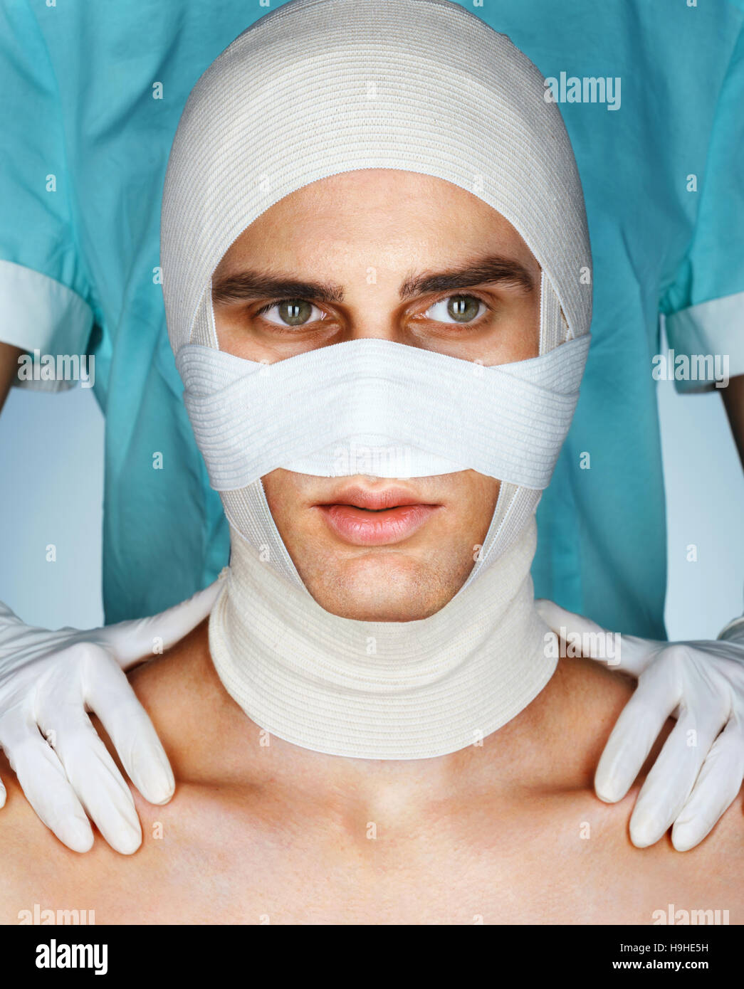 Los hombres de la cara de vendaje médico después de la Cirugía Plástica Estética. Concepto de belleza Foto de stock