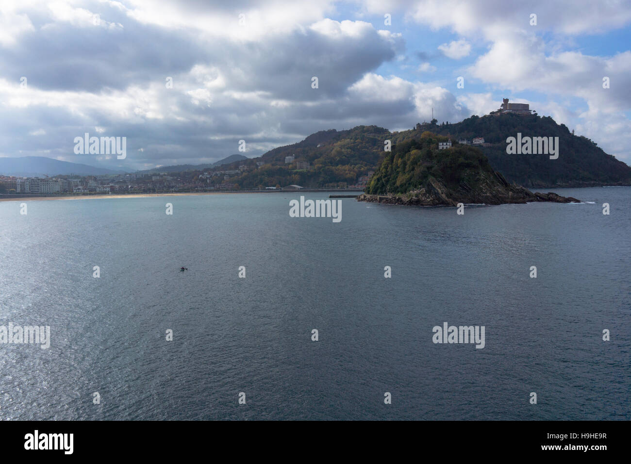 Mirando hacia la Isla Santa Clara en San Sebastián Foto de stock