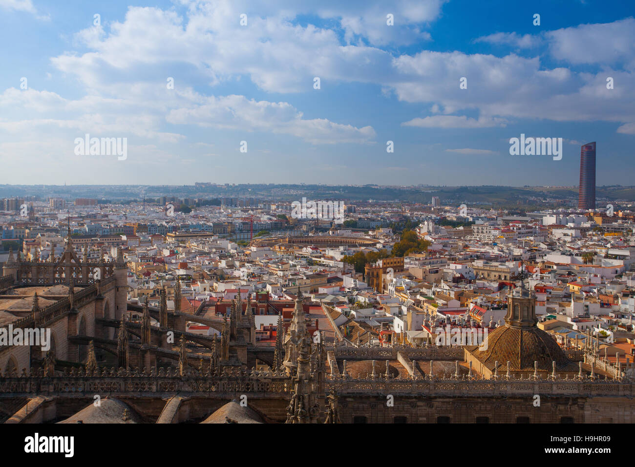 Vista aérea desde la parte superior de la Catedral de Sevilla, España. La Catedral de Sevilla es la catedral gótica más grande y la tercera iglesia más grande del mundo. Foto de stock