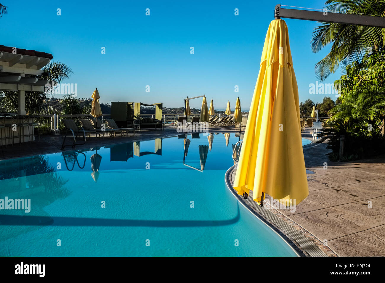 Una vista de cerca de un parasol doblado por una piscina vacía en Hyatt Aviara Resort Foto de stock