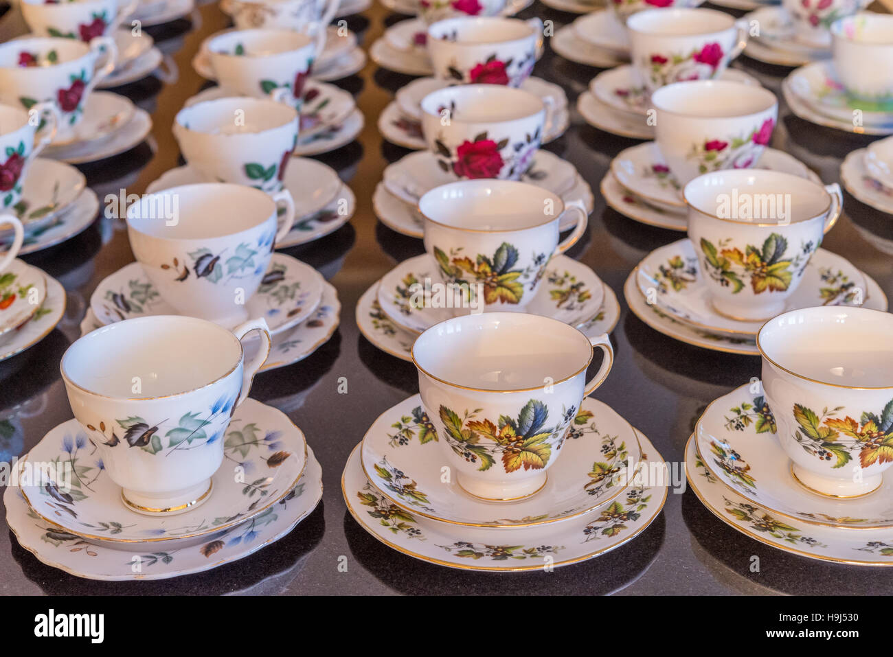 Una colección de fina porcelana china tazas de té y platillos Fotografía de  stock - Alamy