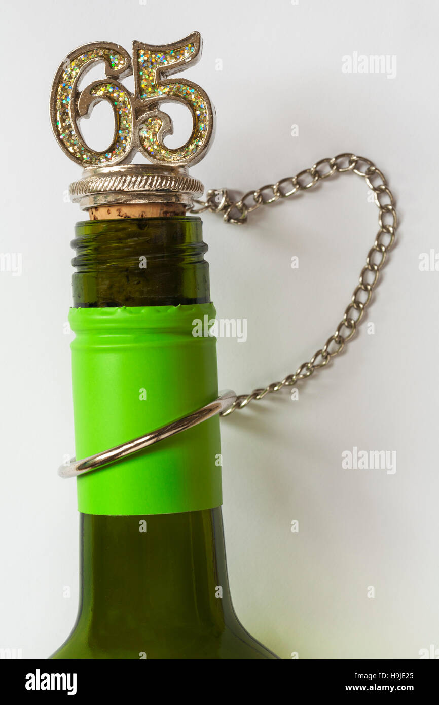 cierre de 65 tapones decorativos para botellas en botella de vino sobre  fondo blanco: tapón para botellas de vino Fotografía de stock - Alamy
