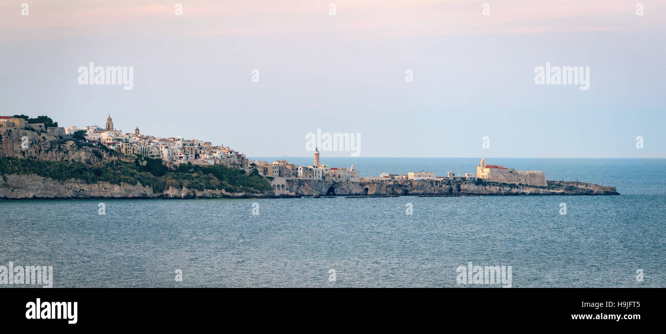 Vista panorámica de alta definición de Vieste con el mar (Puglia, Italia) Foto de stock