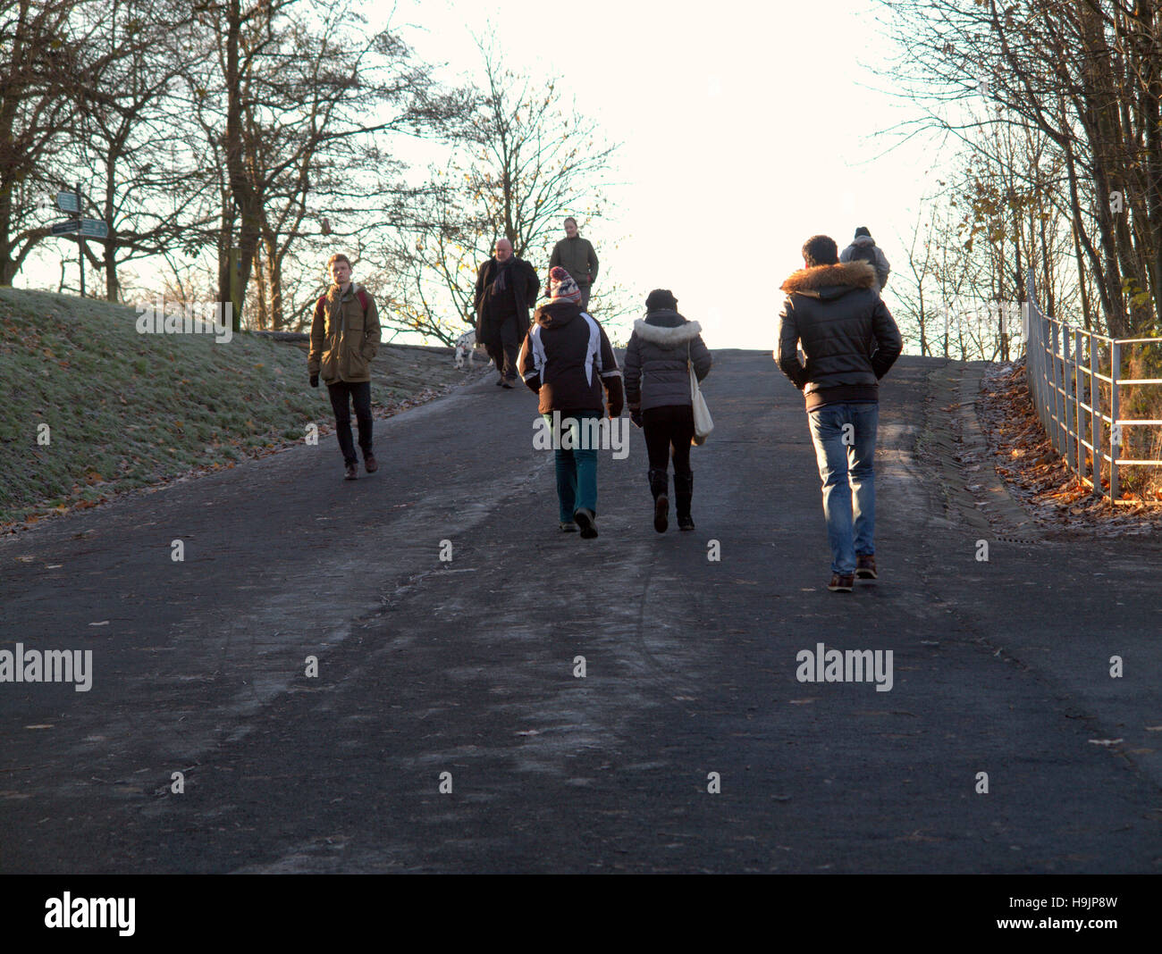 Parque de Glasgow escena parejas caminando cuesta arriba en el parque Kelvingrove Foto de stock