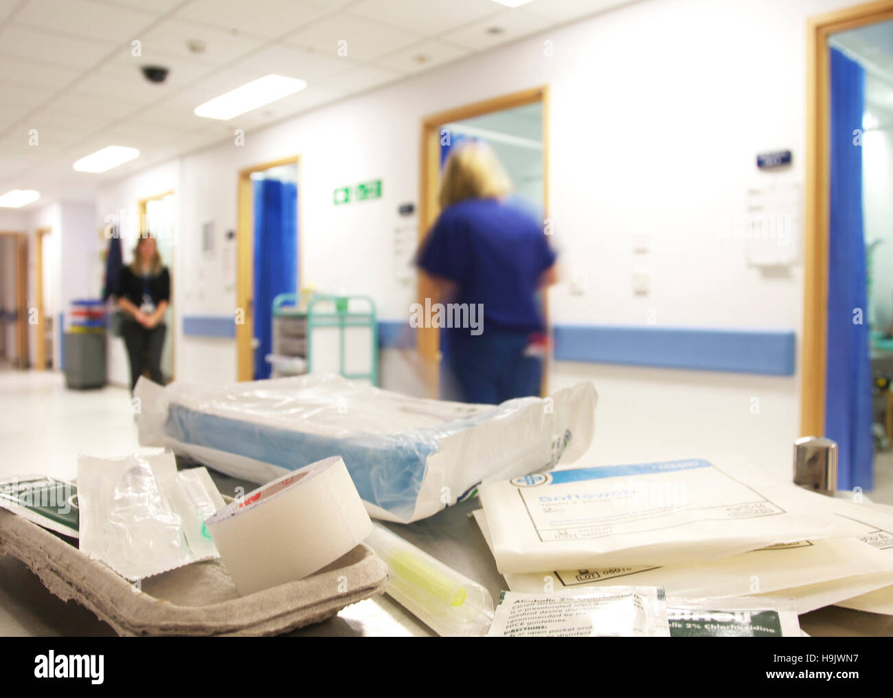Ocupado Departamento de Accidentes y Urgencias en un hospital del NHS del Reino Unido con movimiento borrosa de enfermeras y médicos Foto de stock
