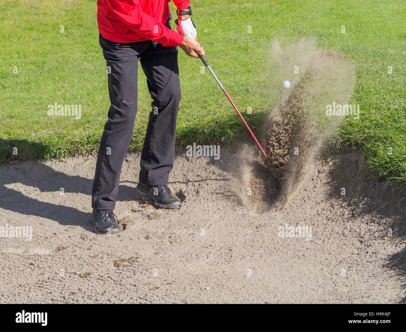 Golfista jugando bunker disparos, vista parcial Foto de stock
