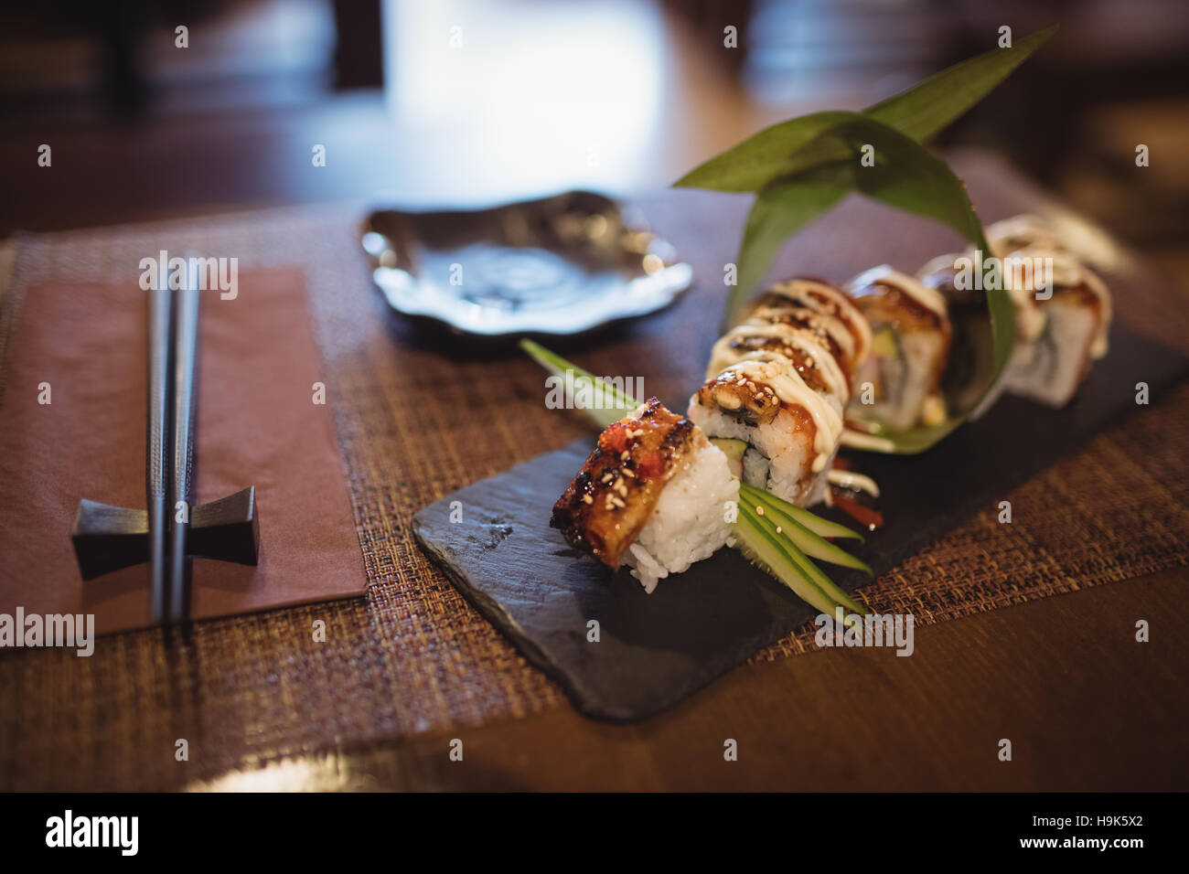 En el plato de sushi aderezado Foto de stock