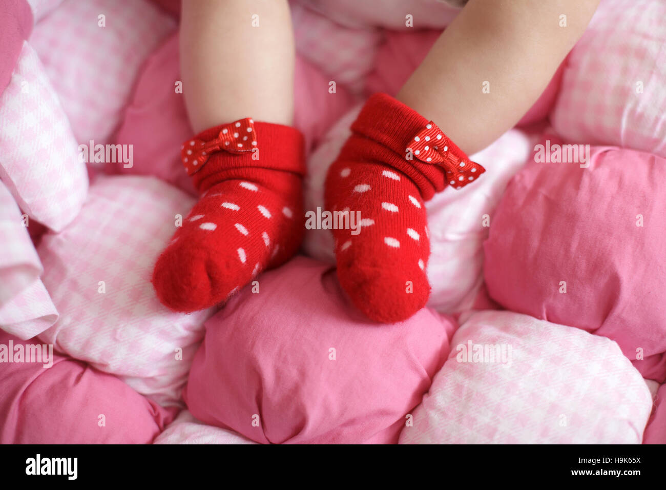 Cerca de bebés pies vistiendo calcetines rojos, el enfoque selectivo  Fotografía de stock - Alamy