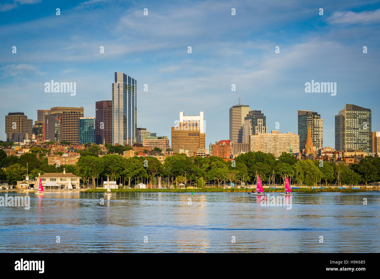 El horizonte de Boston y Charles River, visto desde Cambridge, Massachusetts. Foto de stock