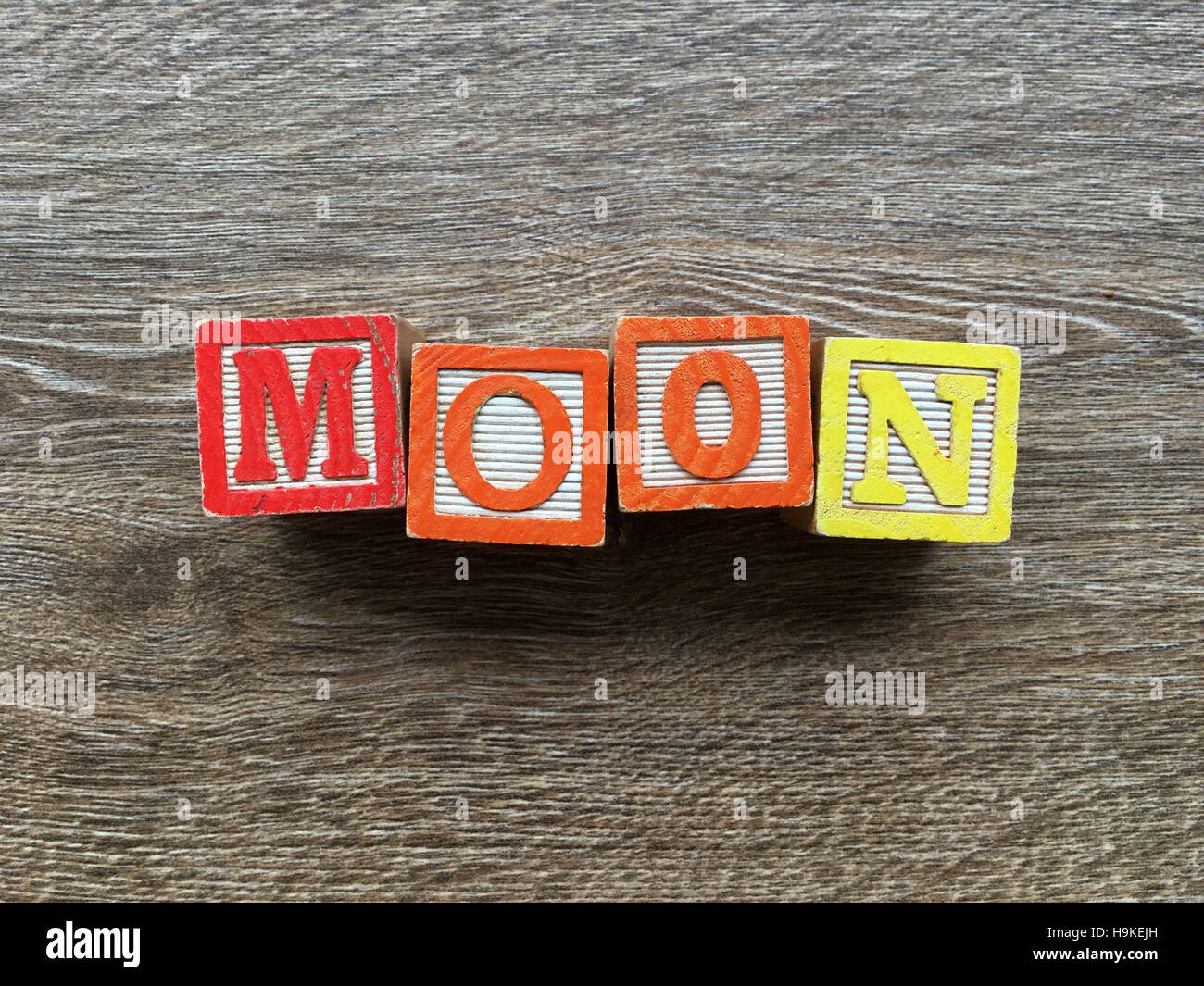 Alfabeto bloques de madera haciendo de la palabra luna Foto de stock