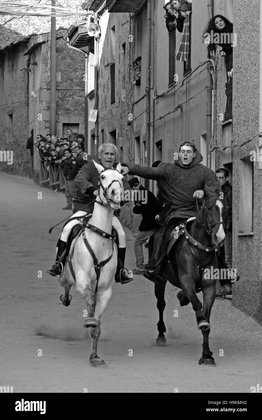 Par ride temeraria carrera de caballos "Carrela e Nanti', durante el carnaval en Santu Lussurgiu, Oristano, Cerdeña, Italia, Europa Foto de stock