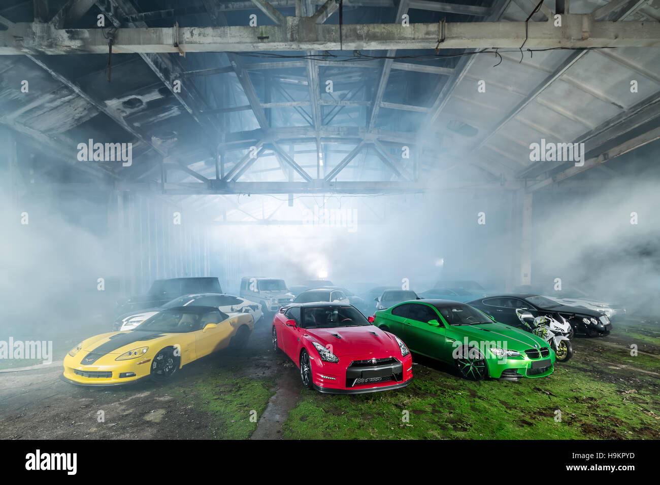 Muchos tuning autos deportivos en hangar Fotografía de stock - Alamy
