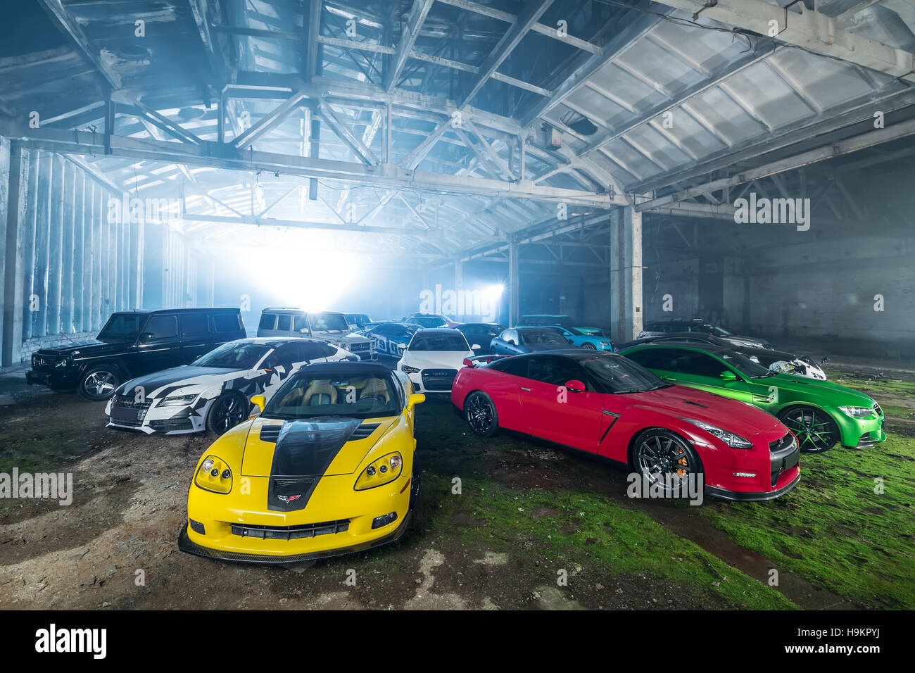 Muchos tuning autos deportivos en hangar Fotografía de stock - Alamy