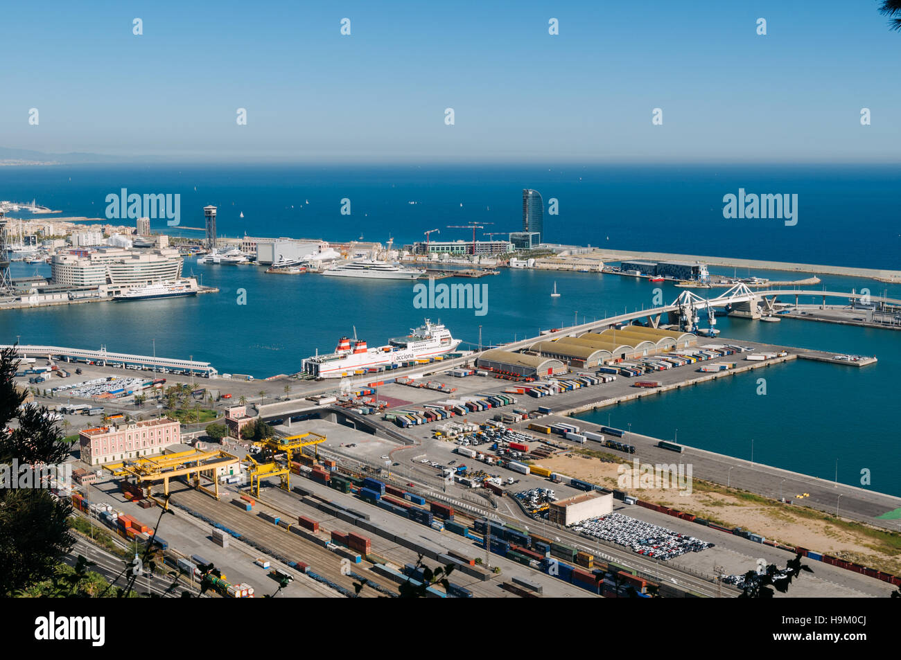 Barcelona, España - Oct.12 de 2011: El Port de Barcelona tiene 2.000 años  de historia y una gran importancia comercial contemporánea como uno de los  puertos de Europa Fotografía de stock - Alamy