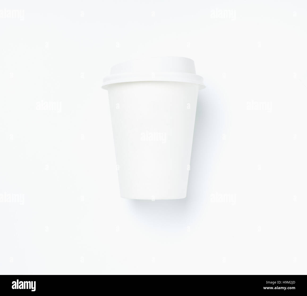 Vaso de papel de café sobre fondo blanco. Foto de stock