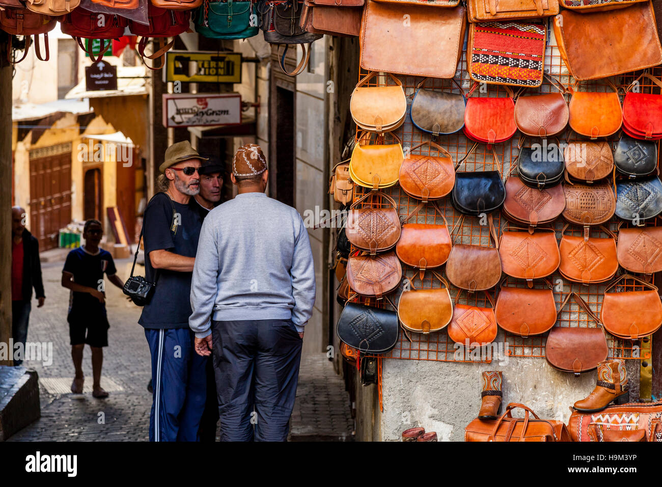 Los turistas la compra de artículos de cuero en la Medina de Fez el Bali,  Fez, Marruecos Fotografía de stock - Alamy