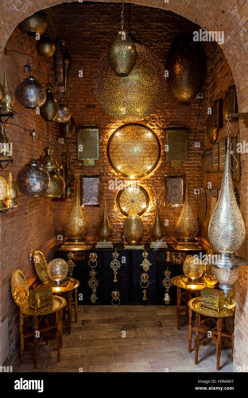 Una tienda en el centro de la Medina en la venta de lámparas y productos de  iluminación, Fez el Bali, Fez, Marruecos Fotografía de stock - Alamy