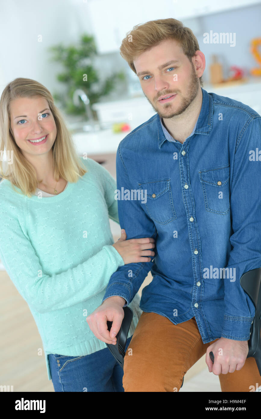 Mujer apoyando su novio lesionado Foto de stock