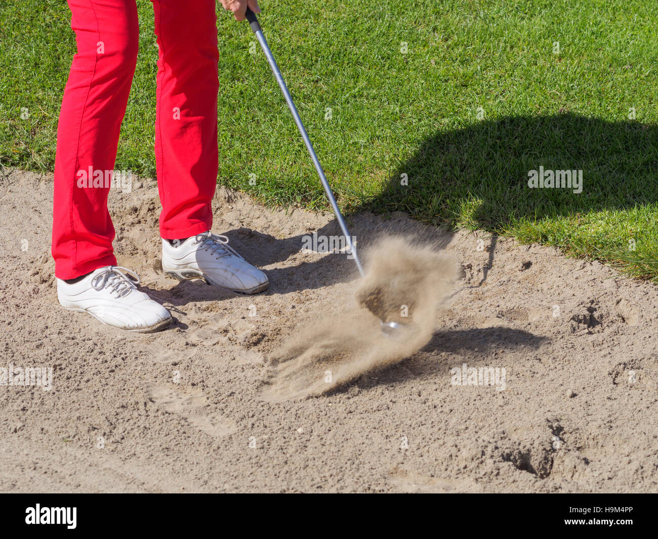 Golfista jugando bunker shot, vista parcial Foto de stock