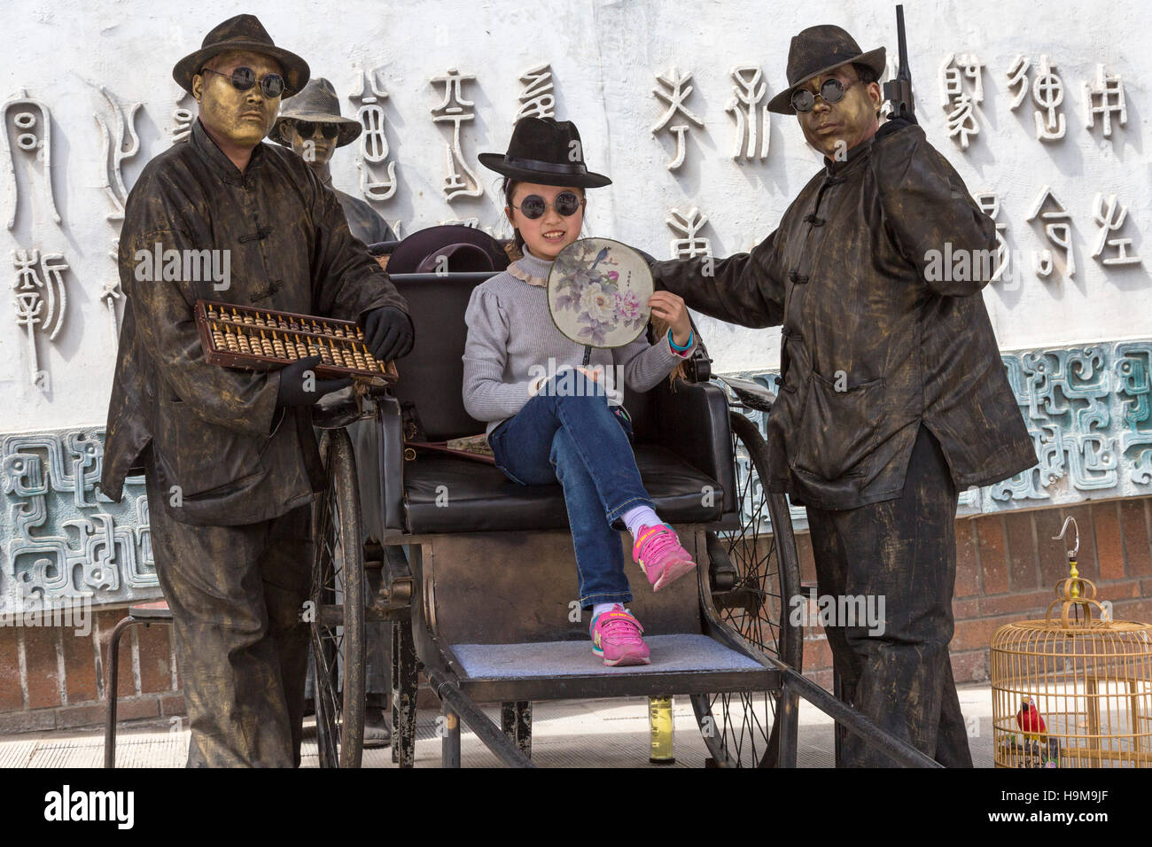 Niña china posando para el retrato del gángster, Xian, China Fotografía