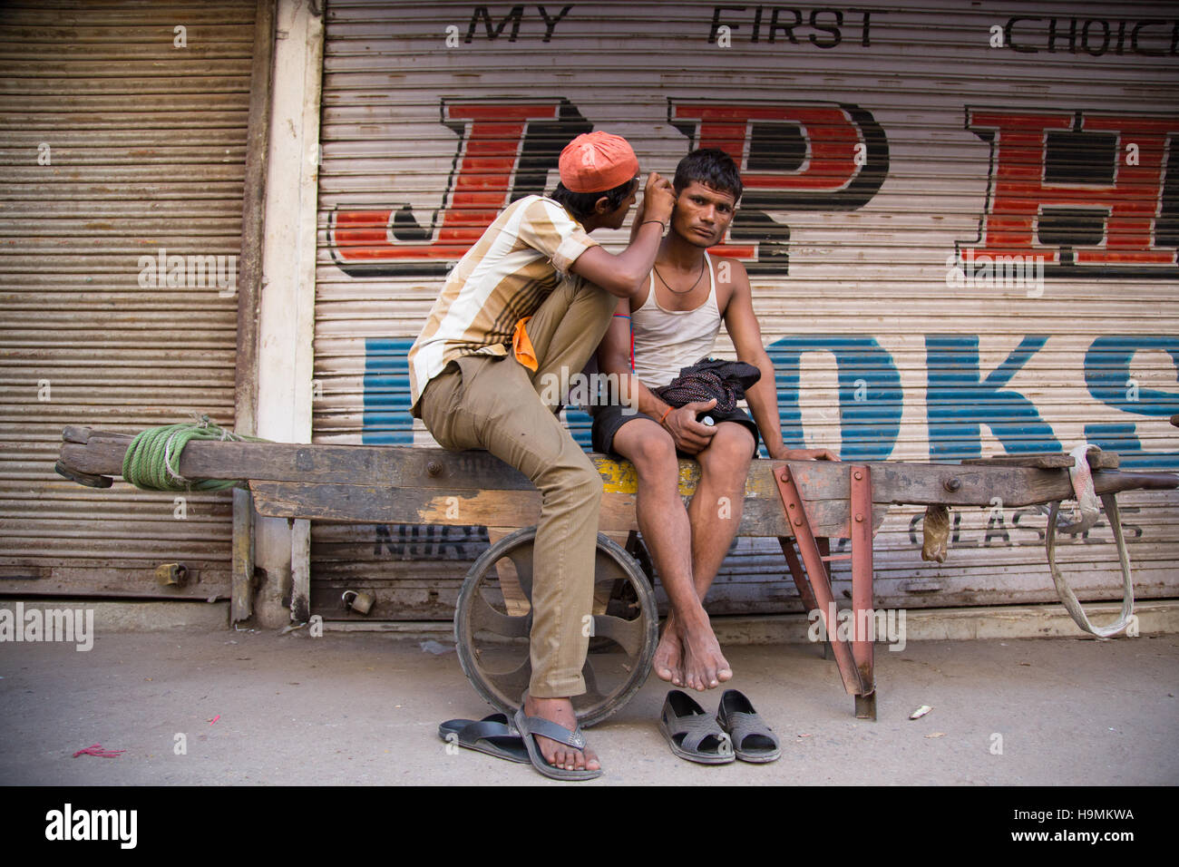 Limpieza de orejas en vieja Delhi, India Foto de stock