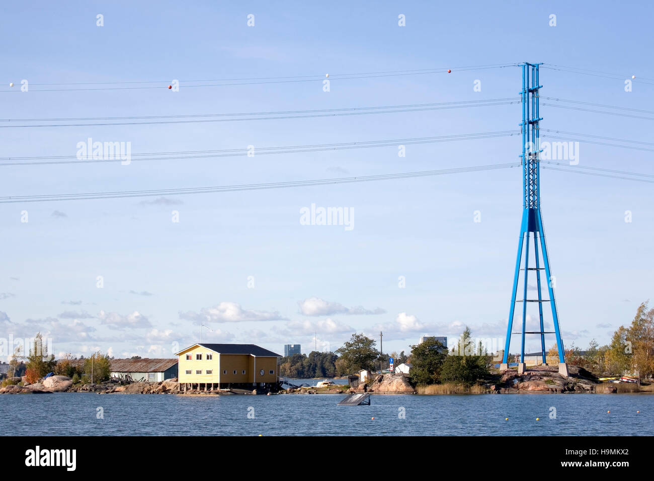 Línea eléctrica con desviadores de vuelo de aves, Helsinki, Finlandia Foto de stock