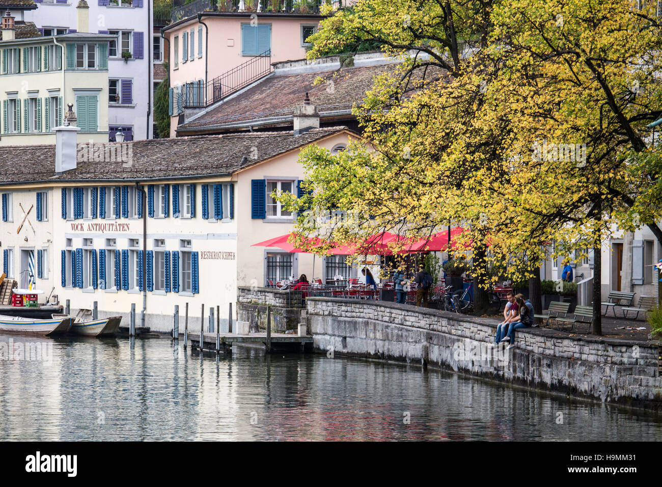 A lo largo del río Limmat en Zurich, Suiza Foto de stock