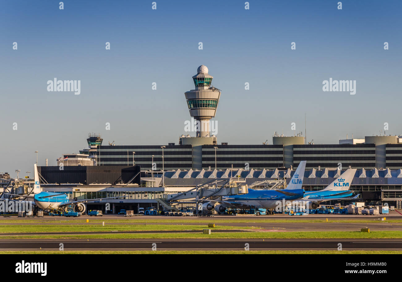 El aeropuerto de Amsterdam Schiphol es el principal aeropuerto internacional de los Países Bajos El aeropuerto de Amsterdam Schiphol es el principal aeropuerto internacional de los Países Bajos