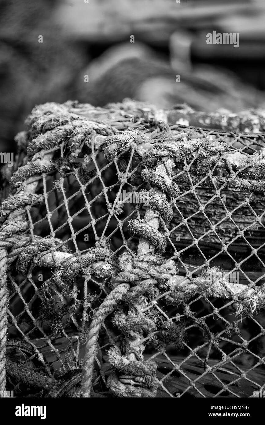 Old vintage cuerda artesanal lobster pot utilizados en la industria pesquera Foto de stock