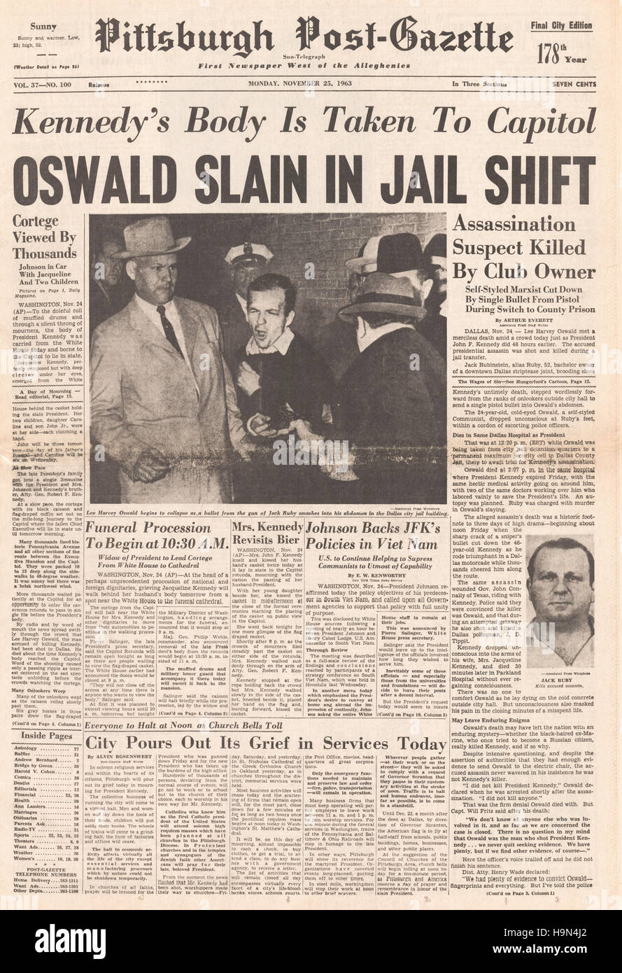 1963 Pittsburgh Post Gazette página frontal informando el rodaje de Lee Harvey Oswald por Jack Ruby en Dallas Foto de stock