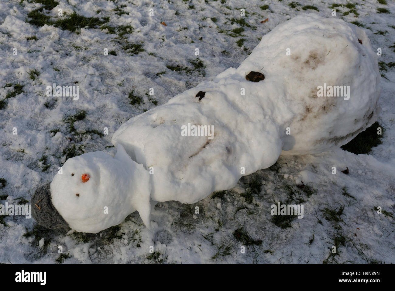 Clásico muñeco de nieve con sombrero bufanda y nariz de zanahoria blanca Navidad Foto de stock