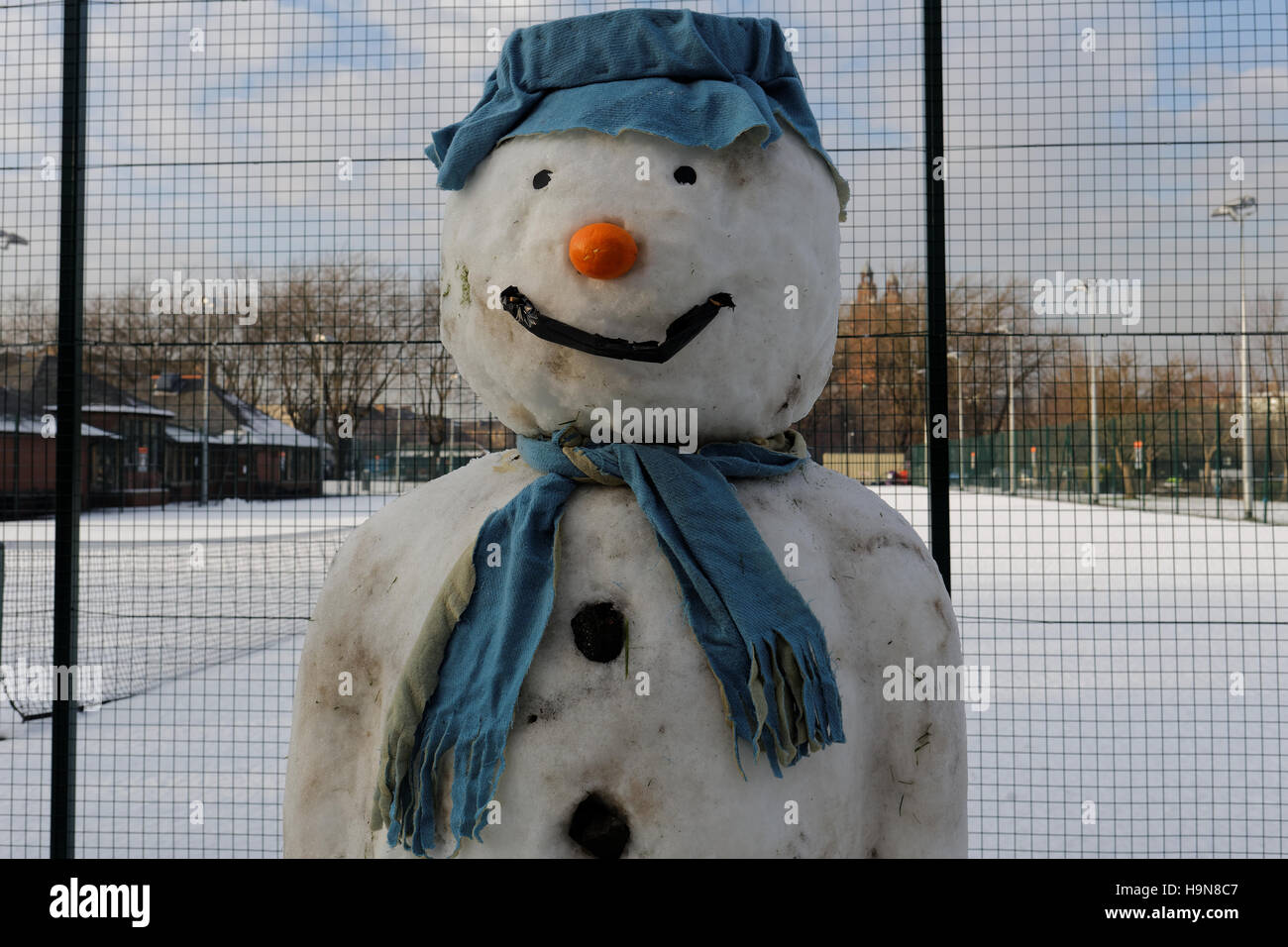 Clásico muñeco de nieve con sombrero bufanda y nariz de zanahoria blanca Navidad Foto de stock
