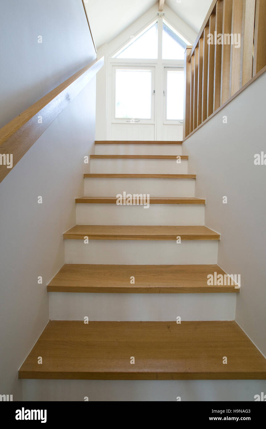 Escalera de madera. paredes blancas. Foto de stock