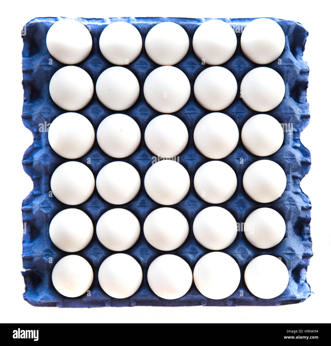 Huevos blancos en azul carrito Foto de stock