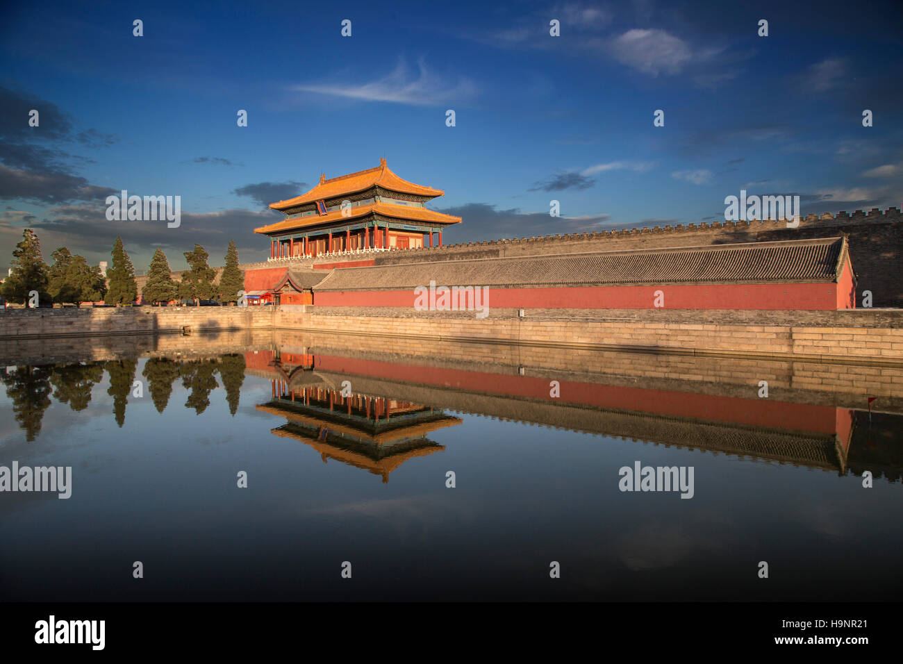 La puerta de la Divina Prowess se refleja en el foso del Palacio Tongzi (él) que rodea la Ciudad Prohibida en Beijing Foto de stock