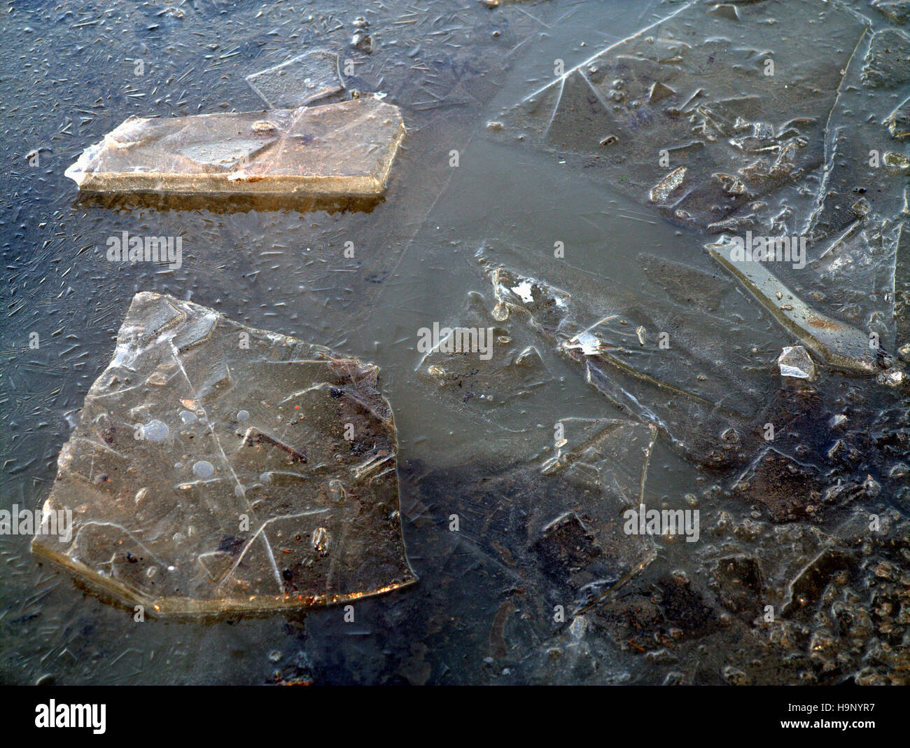 Roto el hielo del estanque del canal río lago Foto de stock