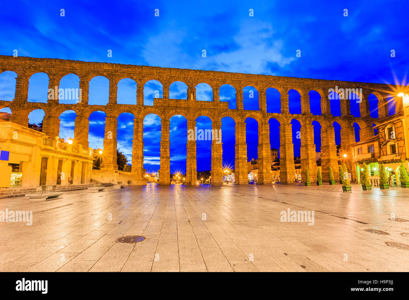 Segovia, España. Ver en la Plaza del Azoguejo y el antiguo acueducto romano. Foto de stock
